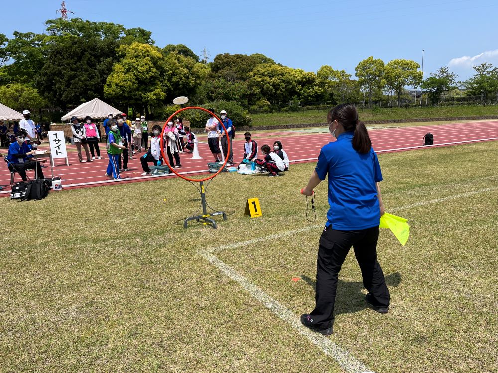 フライングディスク大会で審判をしている様子