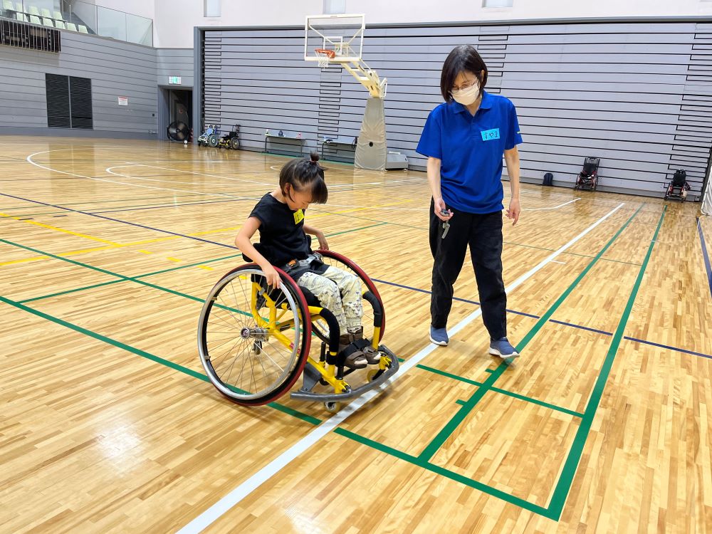 車いすスポーツ体験教室でタイム計測している様子