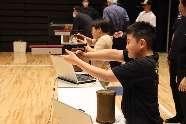 写真:ライフル射撃（体験会）